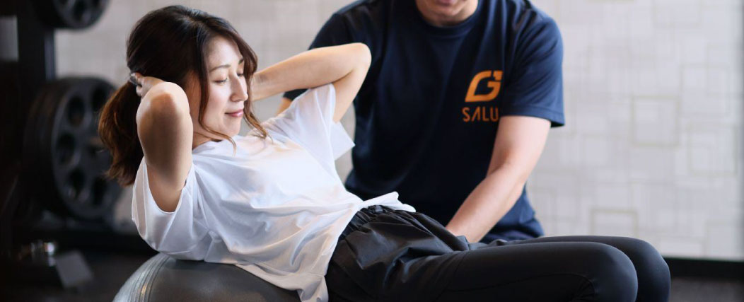 トレーニングしている女性